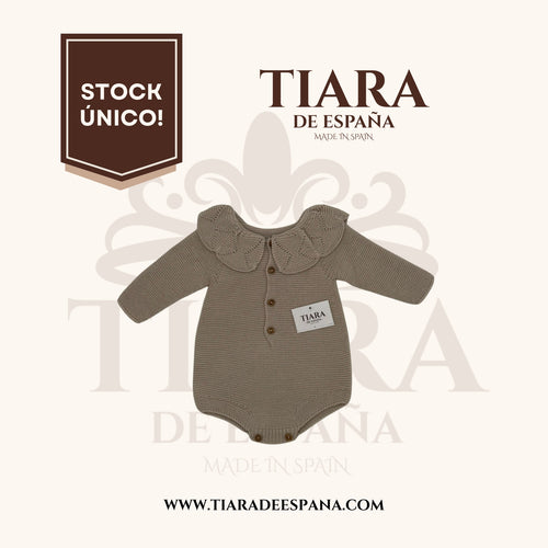 Pelele bebé beig con cuello volante calado Tiara de España