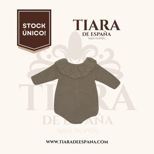 Pelele bebé beig con cuello volante calado Tiara de España