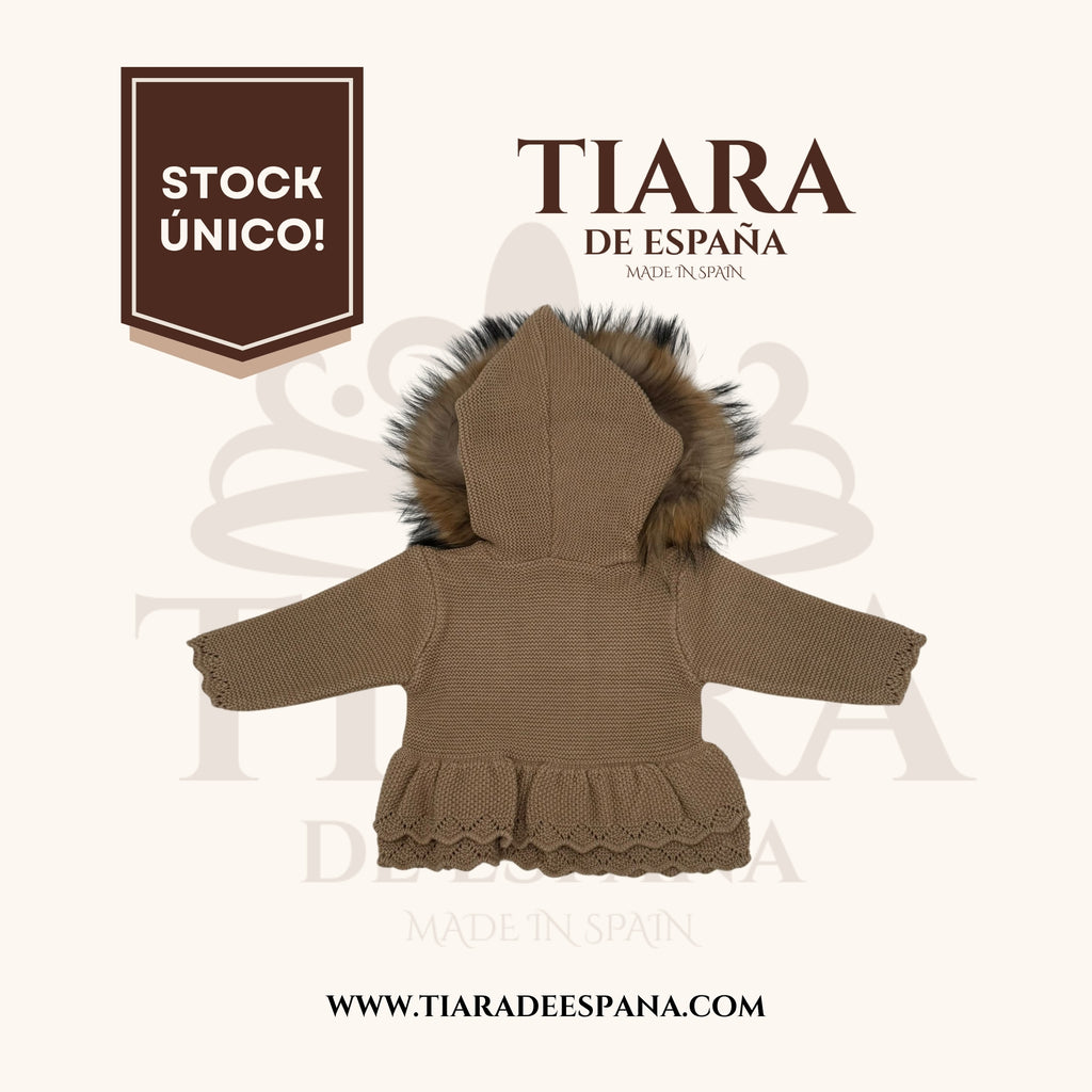 Abrigo bebé marrón de punto con capucha y pelo natural Tiara de España