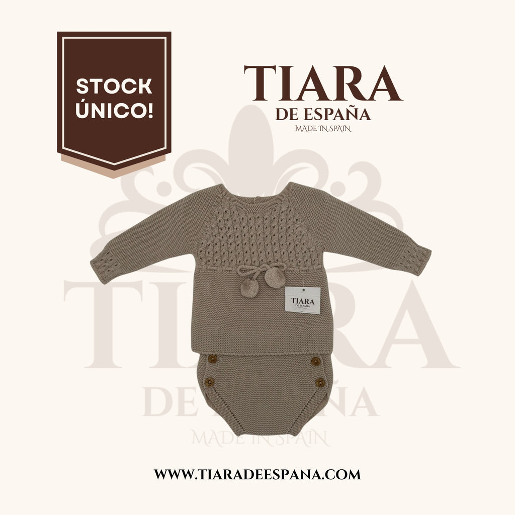 Conjunto bebé beig de punto con calado y pompones Tiara de España