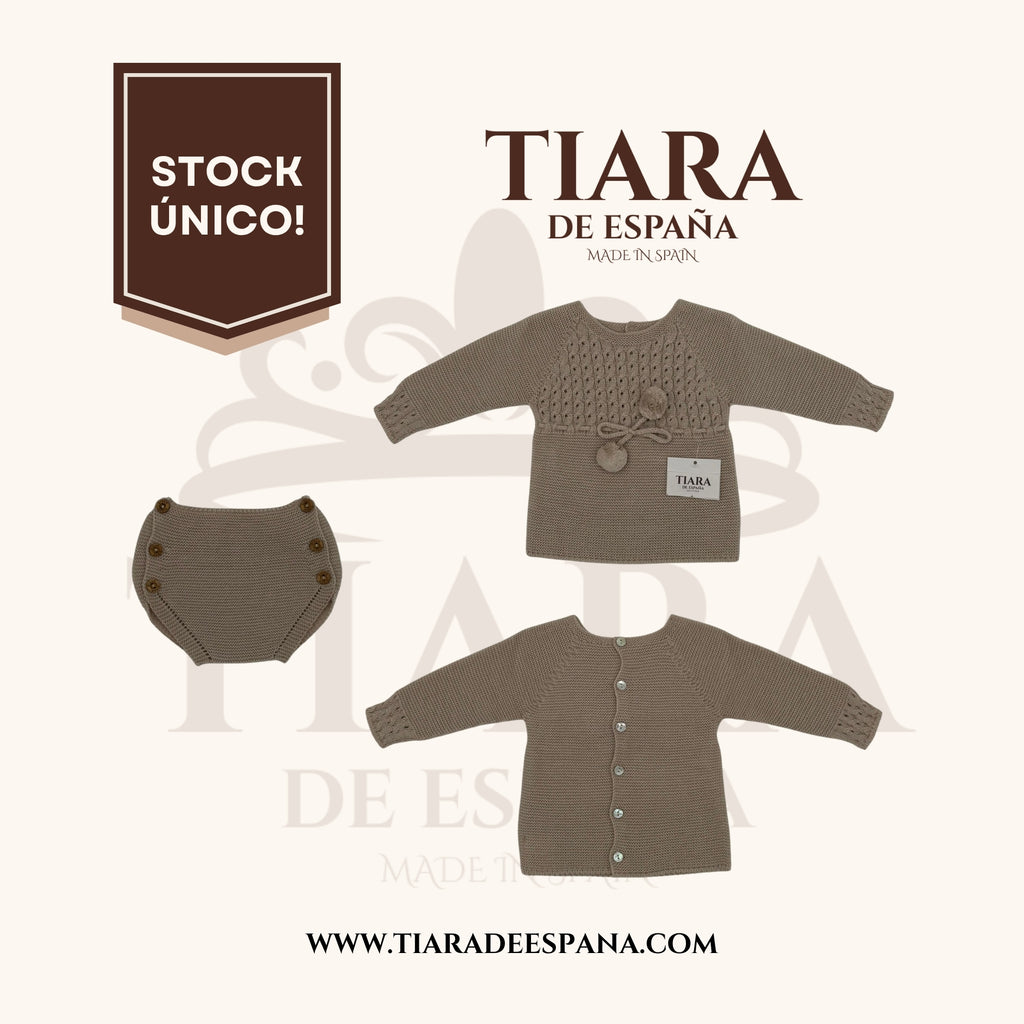 Conjunto bebé beig de punto con calado y pompones Tiara de España